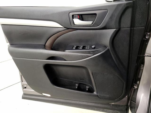 Photo of 2019 Brown Toyota Highlander