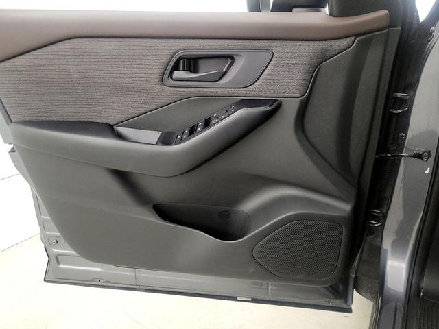Photo of 2023 Gray Nissan Rogue