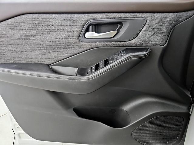 Photo of 2023 White Nissan Rogue