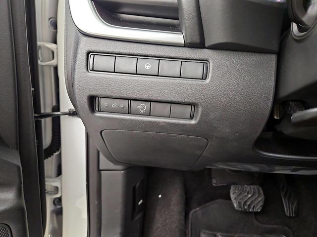 Photo of 2023 White Nissan Rogue
