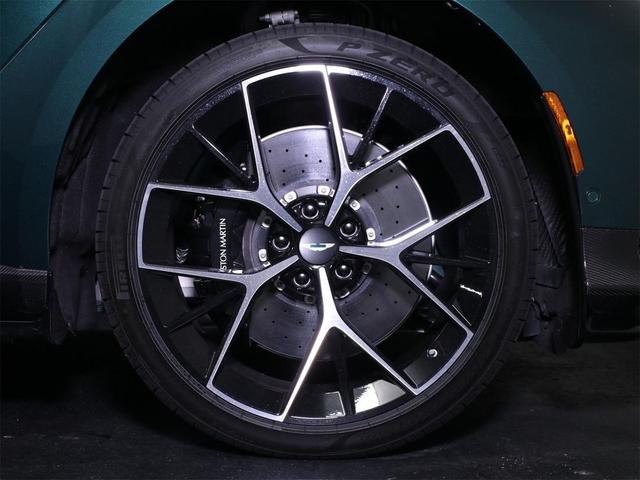 Photo of 2025 Malachite Green Aston Martin DBX