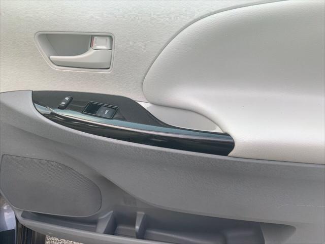 Photo of 2013 Predawn Gray Mica Toyota Sienna