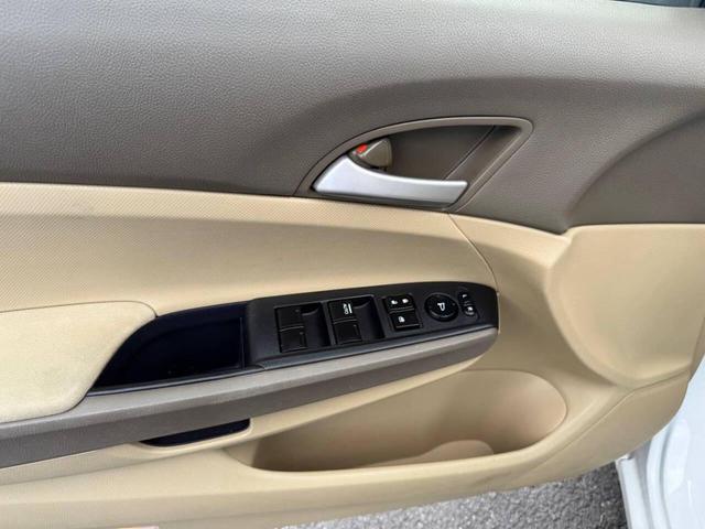 Photo of 2009 Taffeta White Honda Accord