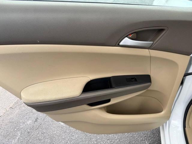 Photo of 2009 Taffeta White Honda Accord