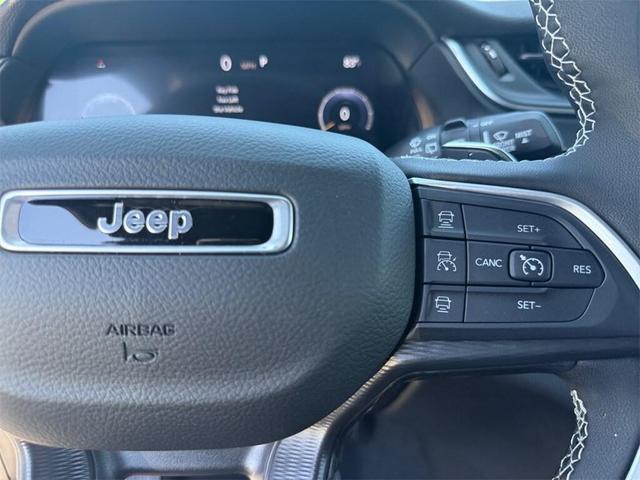 Photo of 2025 Bright White Clearcoat Jeep Grand Cherokee