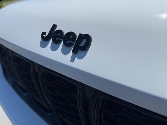 Photo of 2025 Bright White Clearcoat Jeep Grand Cherokee