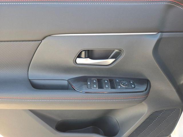 Photo of 2025 Aspen White Tricoat Nissan Kicks