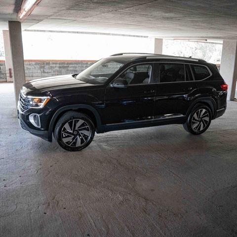 Photo of 2024 Deep Black Volkswagen Atlas