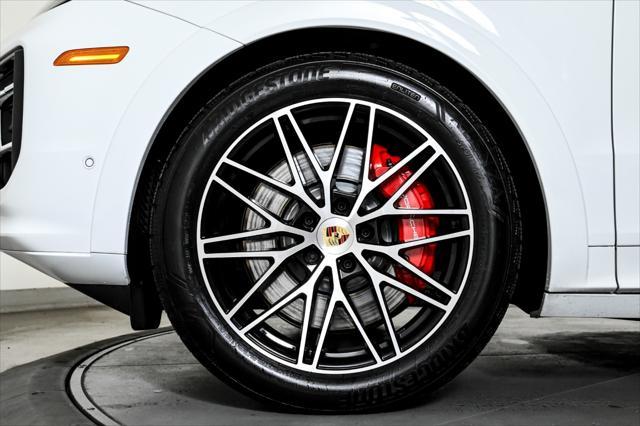 Photo of 2024 Carrara White Metallic Porsche Cayenne