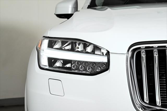 Photo of 2022 CRYSTAL WHITE MET Volvo XC90 Recharge Plug-In Hybrid