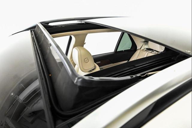 Photo of 2021 Polar White Mercedes-Benz GLE 450