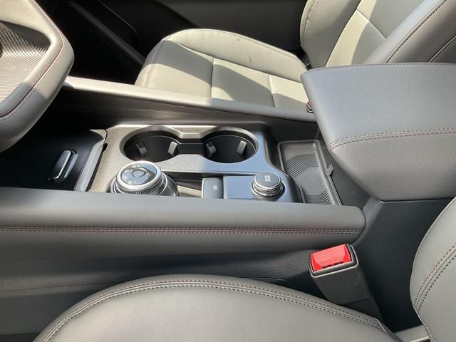 Photo of 2025 Star White Metallic Tri-Coat Ford Explorer