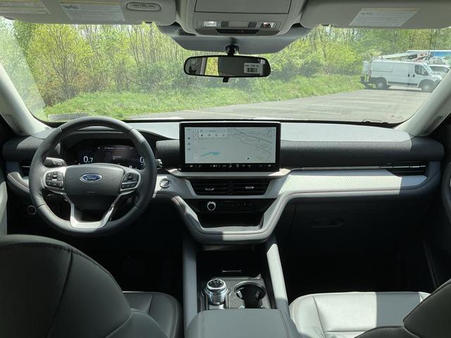 Photo of 2025 Star White Metallic Tri-Coat Ford Explorer