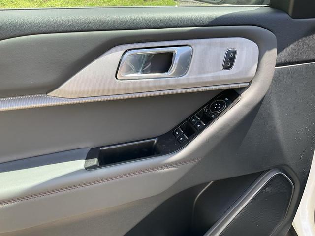 Photo of 2025 Star White Metallic Tri-Coat Ford Explorer