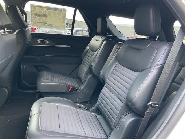 Photo of 2025 Star White Metallic Tri-Coat Ford Explorer