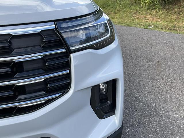 Photo of 2025 Space White Metallic Ford Explorer