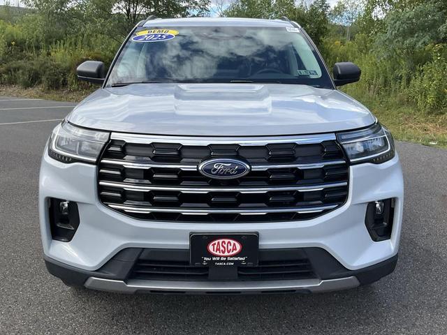 Photo of 2025 Space White Metallic Ford Explorer