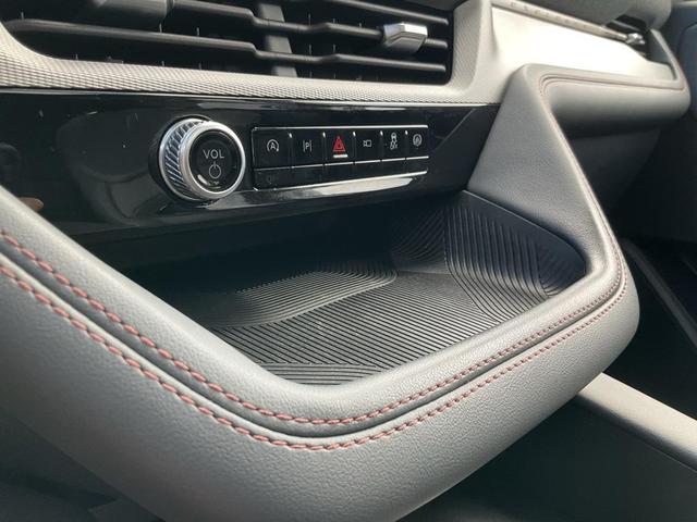 Photo of 2025 Space White Metallic Ford Explorer