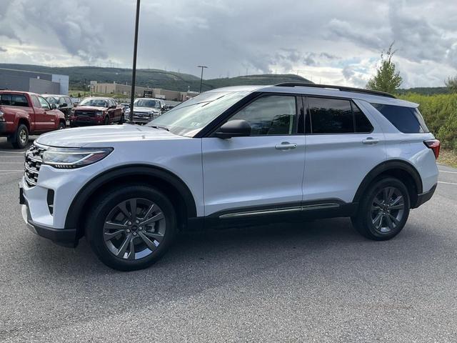 Photo of 2025 Space White Metallic Ford Explorer