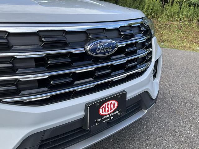 Photo of 2025 Space White Metallic Ford Explorer