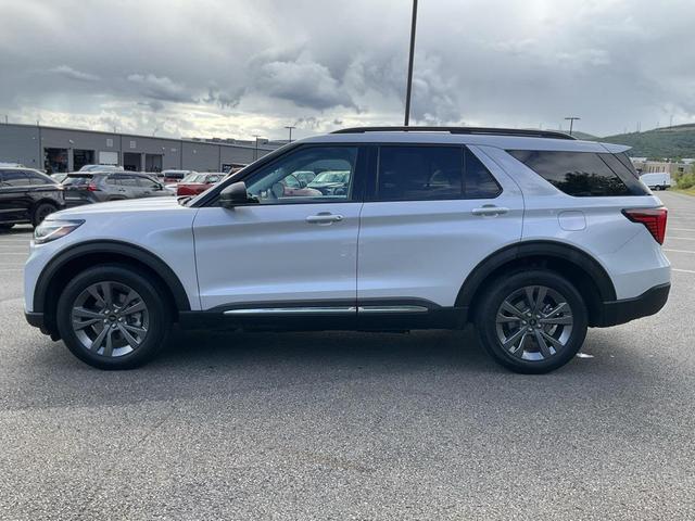 Photo of 2025 Space White Metallic Ford Explorer