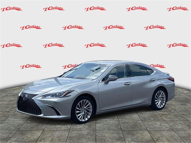 Photo of 2019 Silver Lining Metallic Lexus ES 300h