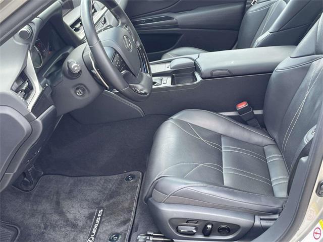 Photo of 2019 Silver Lining Metallic Lexus ES 300h
