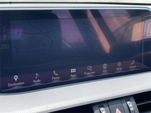 Photo of 2019 Silver Lining Metallic Lexus ES 300h