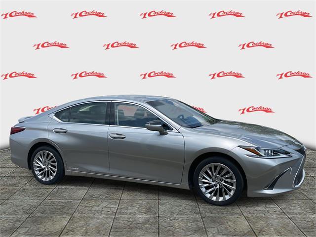 Photo of 2019 Silver Lining Metallic Lexus ES 300h