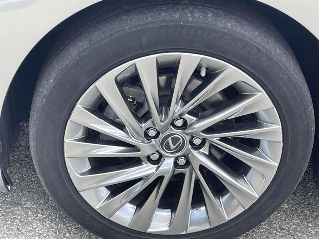 Photo of 2019 Silver Lining Metallic Lexus ES 300h