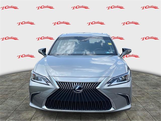 Photo of 2019 Silver Lining Metallic Lexus ES 300h