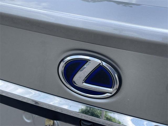 Photo of 2019 Silver Lining Metallic Lexus ES 300h
