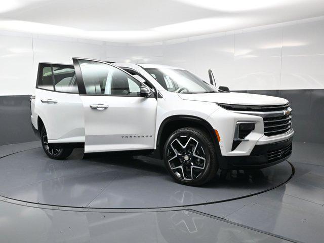 Photo of 2025 Iridescent Pearl Tricoat Chevrolet Traverse