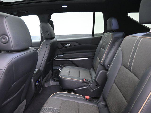 Photo of 2025 Iridescent Pearl Tricoat Chevrolet Traverse