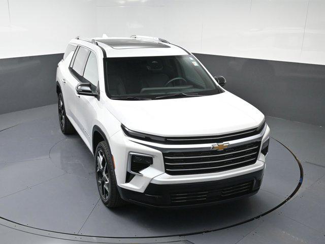 Photo of 2025 Iridescent Pearl Tricoat Chevrolet Traverse