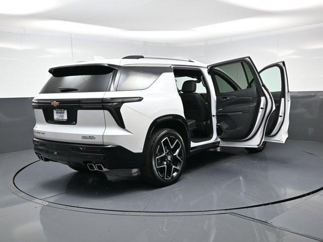 Photo of 2025 Iridescent Pearl Tricoat Chevrolet Traverse