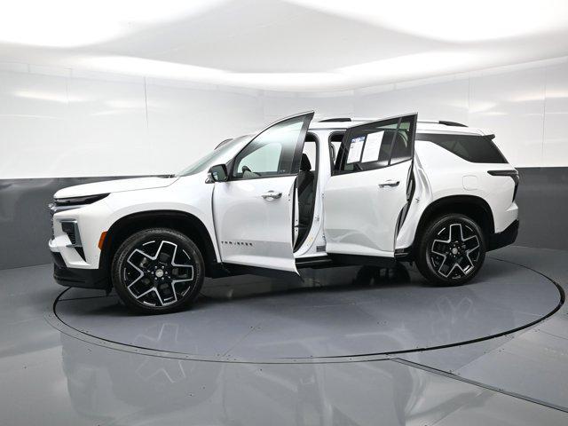 Photo of 2025 Iridescent Pearl Tricoat Chevrolet Traverse