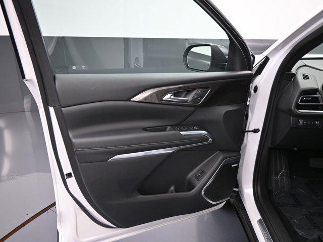 Photo of 2025 Iridescent Pearl Tricoat Chevrolet Traverse