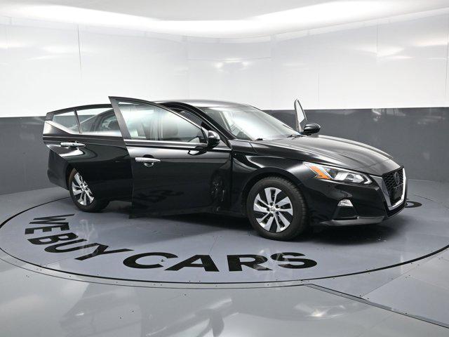 Photo of 2019 Super Black Nissan Altima