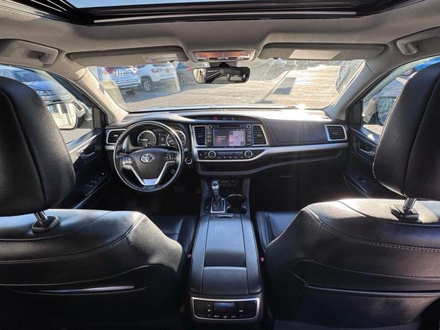 Photo of 2019 Gray Toyota Highlander