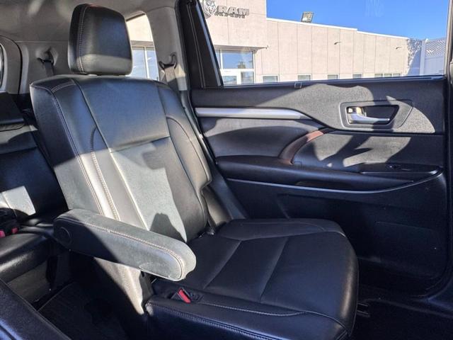 Photo of 2019 Gray Toyota Highlander
