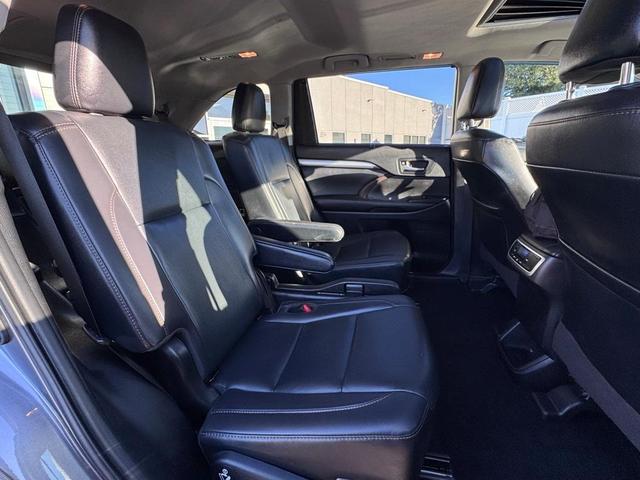 Photo of 2019 Gray Toyota Highlander