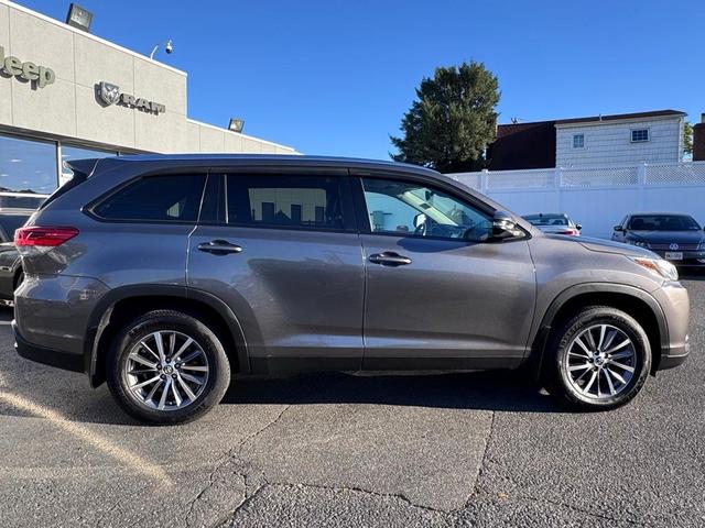 Photo of 2019 Gray Toyota Highlander
