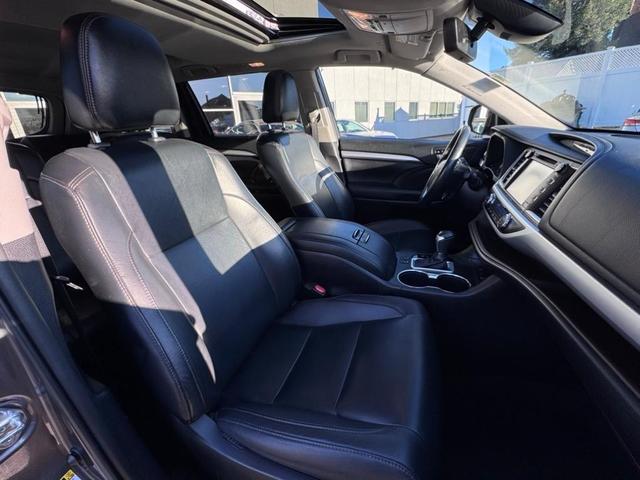 Photo of 2019 Gray Toyota Highlander