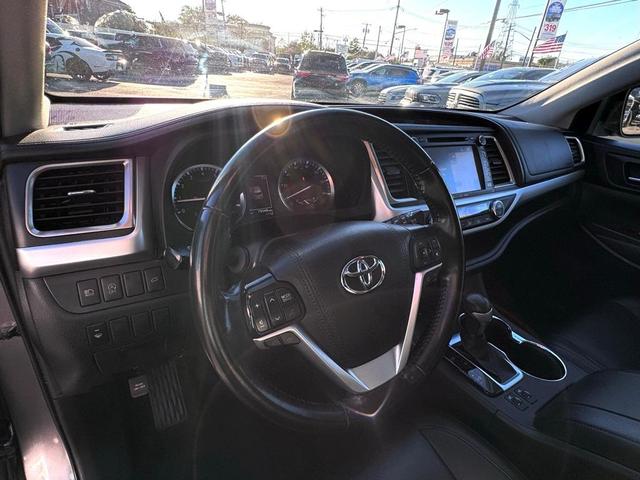 Photo of 2019 Gray Toyota Highlander