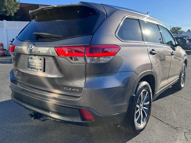 Photo of 2019 Gray Toyota Highlander