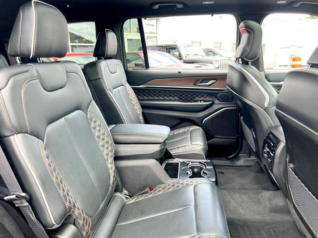Photo of 2022 Diamond Black Jeep Grand Cherokee L