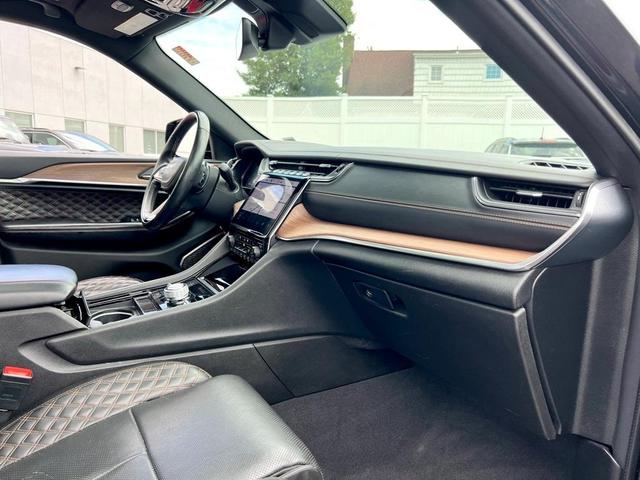 Photo of 2022 Diamond Black Jeep Grand Cherokee L