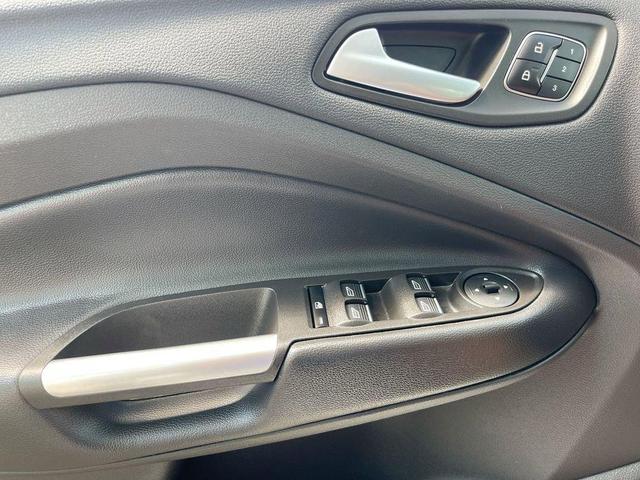 Photo of 2019 WHITE PLATINUM MET TRI-COAT Ford Escape