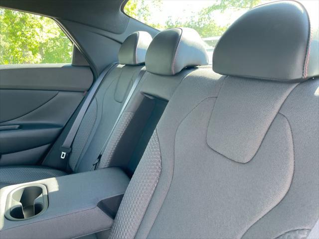 Photo of 2025 Atlas White Hyundai ELANTRA
